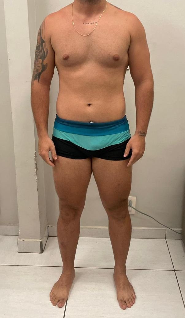 Antes do acompanhamento: aluno de frente, do pescoço aos pés