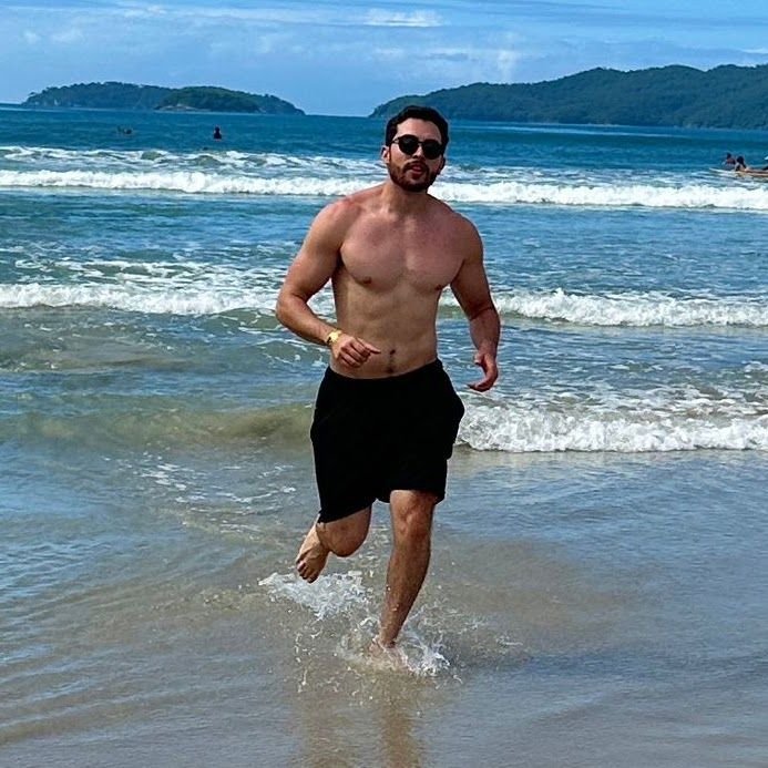 Barbosa correndo na beira do mar