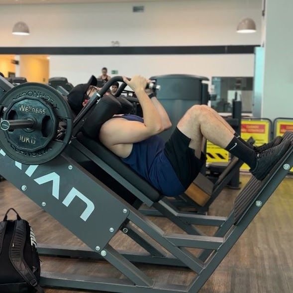 Treino de pernas no leg press inclinado