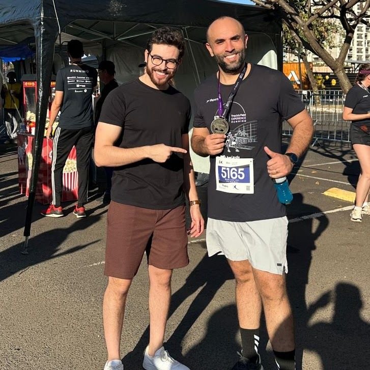 Barbosa ao lado de Pedro depois de uma prova de 5 km, Pedro mostrando a medalha