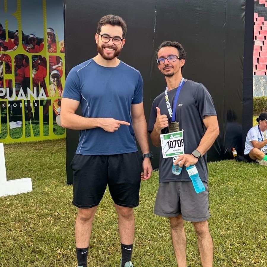 Barbosa ao lado de Roberto depois de uma prova de corrida, Roberto com o número de peito e a medalha
