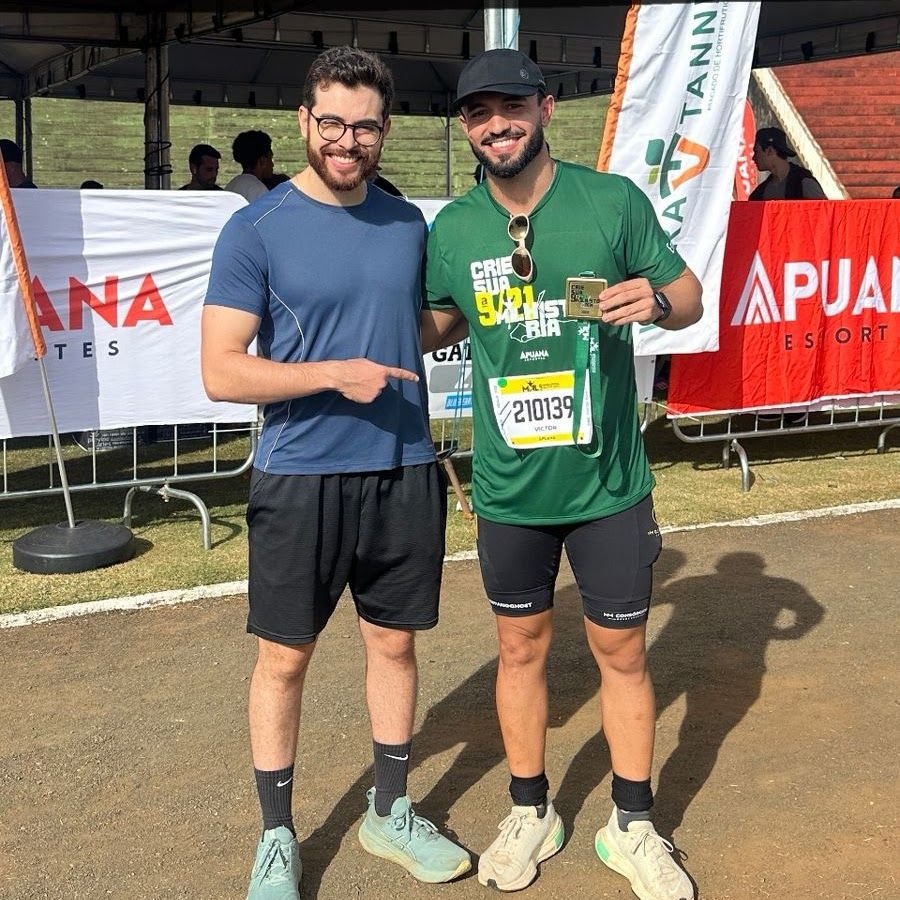 Barbosa ao lado de Vitor depois de uma prova de corrida, Vitor com o número de peito e a medalha na mão